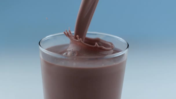Σοκολάτα Γάλα Ρίχνει Και Πιτσίλισμα Αργή Κίνηση — Αρχείο Βίντεο