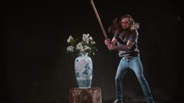 Man Smashing Vase Flowers Hammer Slow Motion Shot Phantom Flex — Stock Video