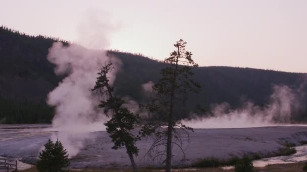 Gejzír Medence Naplementekor Yellowstone Nemzeti Park — Stock videók