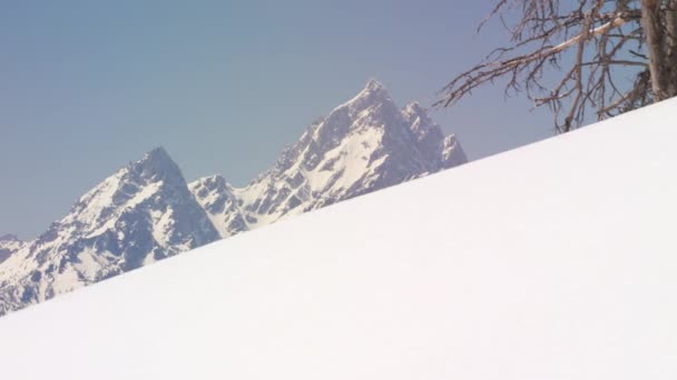 怀俄明州落基山脉大提顿国家公园美丽的雪景笼罩着山顶 用霰弹枪和Red 8K相机从直升机上射击 — 图库视频影像