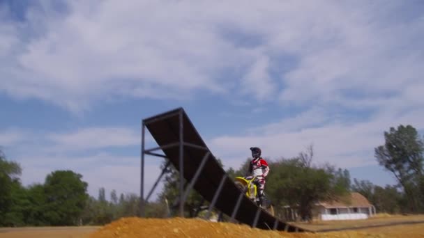 Motocross Rider Odjeżdża Wielkim Skokiem Zwolniony Ruch Strzał Red Epic — Wideo stockowe