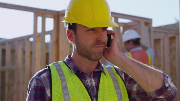 Trabalhador Construção Falando Telefone Celular — Vídeo de Stock