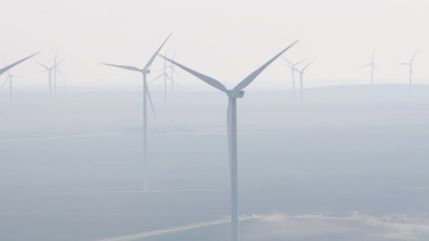 Vista Aérea Das Turbinas Eólicas Nevoeiro — Vídeo de Stock