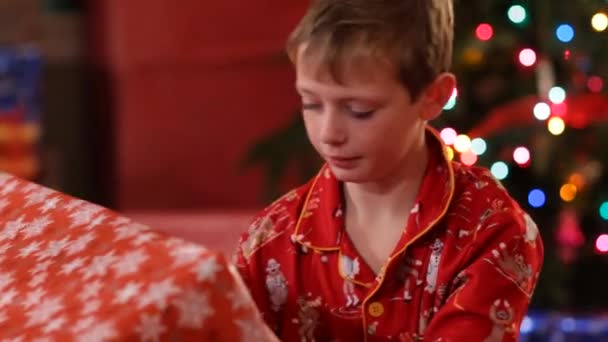Jongen Schudden Luisteren Naar Kerstcadeau — Stockvideo