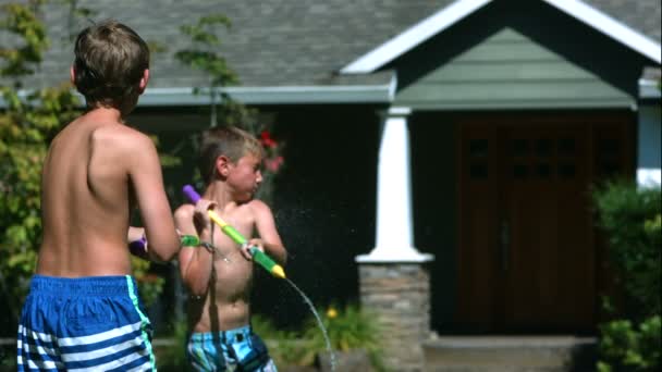 Dwóch Młodych Chłopców Walczących Zwolnionym Tempie Pistoletem Wodę Zastrzelonych Kamery — Wideo stockowe