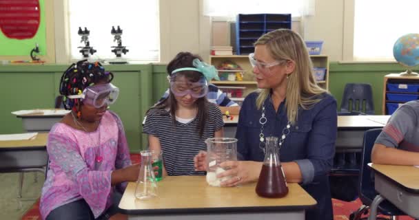 Nauczyciel Uczniowie Przeprowadzający Eksperymenty Naukowe Klasie Szkolnej — Wideo stockowe