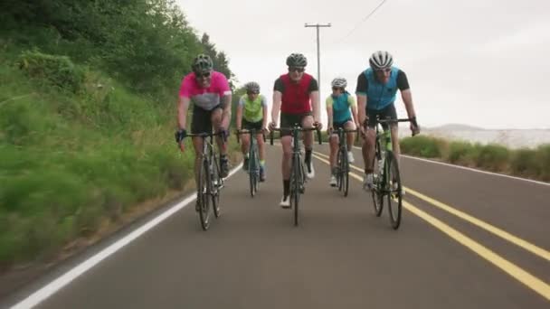 Отслеживающая Съемка Группы Велосипедистов Проселочной Дороге Полностью Выпущена Коммерческого Использования — стоковое видео