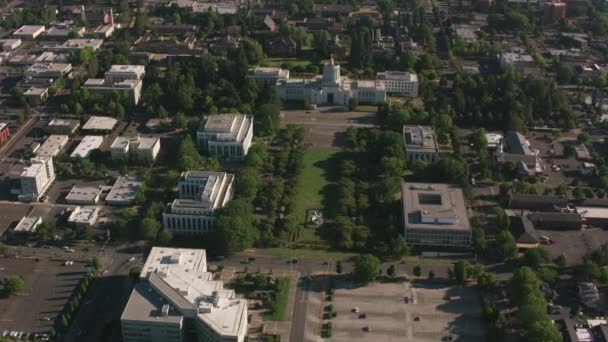 Salem, Oregon - circa 2017: Aerial view of Oregon State Capitol Building, Salem, Oregon. Shot with Cineflex and RED Epic-W Helium. — Stock Footage Salem Oregon Circa 2017 Aerial View Oregon State Capitol Building Stock Footage