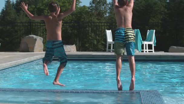 Два Мальчика Прыгают Бассейн Замедленной Съемке — стоковое видео