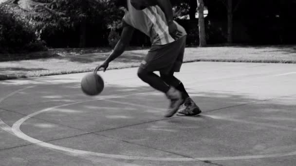 Afroamerikanske Menn Spiller Gatebasketball – stockvideo