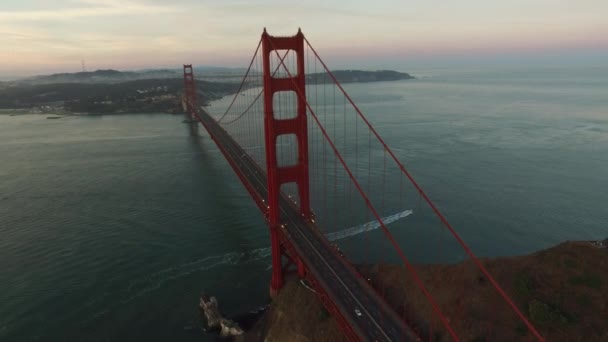 カリフォルニア州サンフランシスコの夕暮れ時のゴールデンゲートブリッジ空撮 — ストック動画