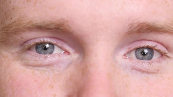 Extremo Primer Plano Los Ojos Del Hombre — Vídeo de stock