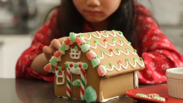 Primo Piano Giovane Ragazza Decorazione Casa Pan Zenzero Natale — Video Stock