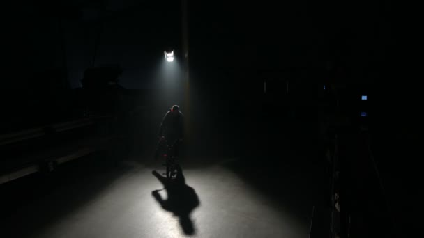 Ποδήλατο Ποδηλάτης Κάνει Κόλπα Σκοτεινή Αποθήκη — Αρχείο Βίντεο