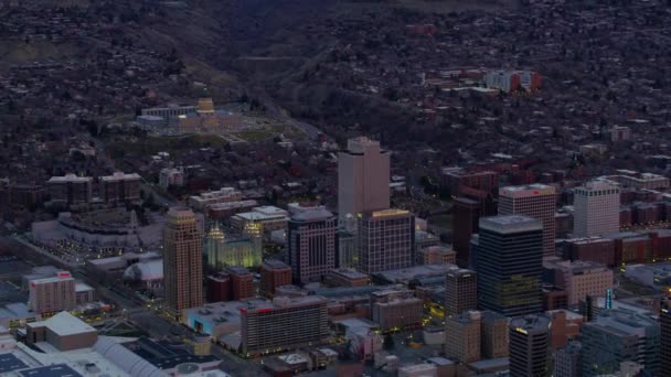 ユタ州ソルトレイクシティ2017年頃日の出にソルトレイクシティとワサッチ山脈の空中撮影 — ストック動画