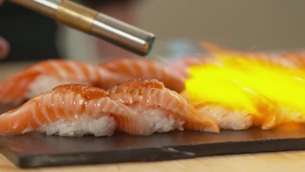 Sushi Flamb Câmara Lenta — Vídeo de Stock