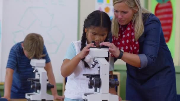 Nauczyciel Pomaga Uczniowi Mikroskopem Klasie Szkolnej — Wideo stockowe