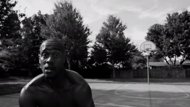 Hombre Afroamericano Jugando Baloncesto Callejero — Vídeo de stock