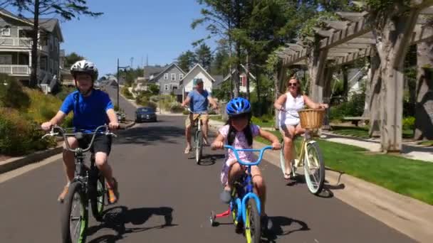 Rodzina Jeździ Rowerach Razem Nadmorskiej Społeczności Wypoczynkowej — Wideo stockowe