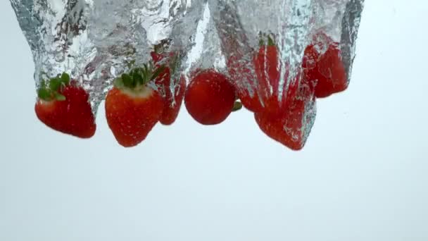 Fresas Salpicando Agua Cámara Lenta — Vídeos de Stock