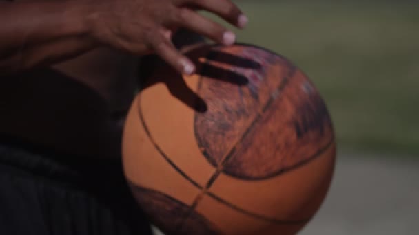Een Een Straat Basketbal Close Bal Handen — Stockvideo
