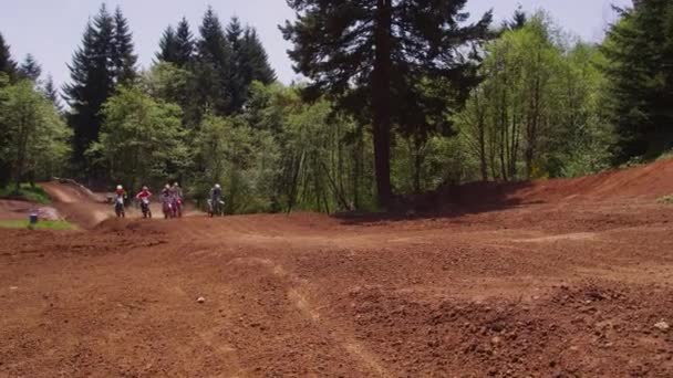 Motocross Corredores Pasando Por Baches Totalmente Liberado — Vídeos de Stock