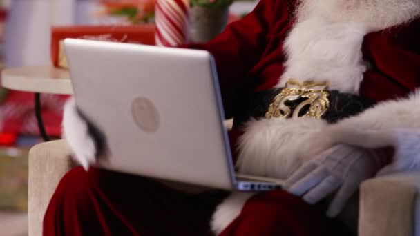 Weihnachtsmann Mit Laptop Nahaufnahme — Stockvideo