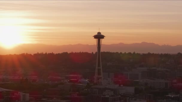 ワシントン州シアトル2017年頃日の出にシアトル宇宙針の空中ビュー CineflexとRed Epic Heliumで撮影 — ストック動画