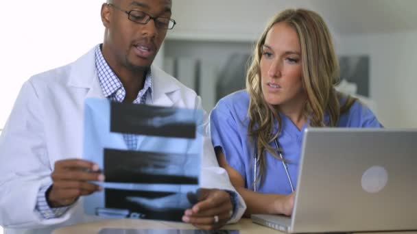 Médico Enfermera Mirando Rayos Consultorio — Vídeos de Stock