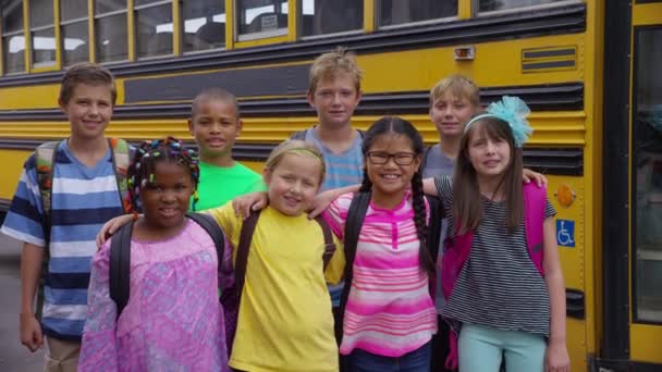 Portret Van Een Groep Leerlingen Voor Schoolbus — Stockvideo