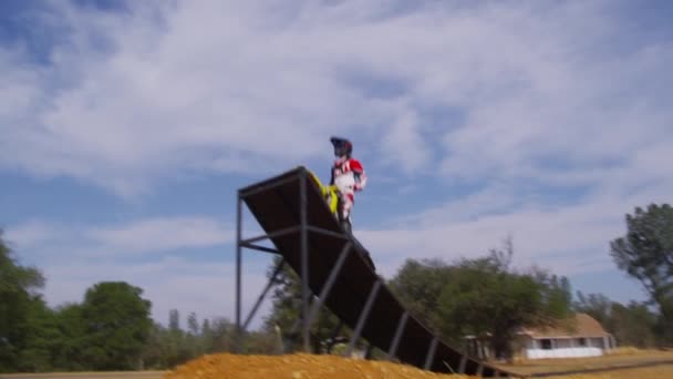 Motocross Rider Gran Salto Cámara Lenta — Vídeos de Stock