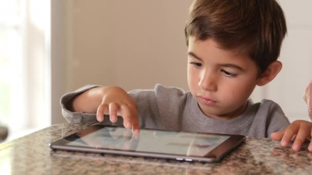 Madre Hijo Usando Tableta Digital Juntos — Vídeo de stock