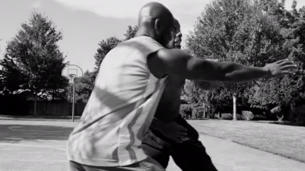 Hombres Afroamericanos Jugando Baloncesto Callejero — Vídeos de Stock