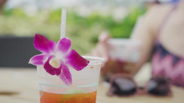 夏威夷室外酒吧的热带饮料特写 — 图库视频影像