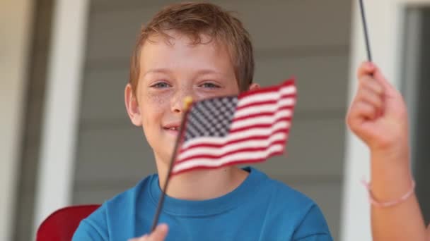 Chlapec Mává Americkou Vlajkou Střílel Phantom Flex — Stock video