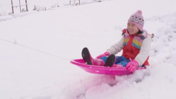 Bambini Che Giocano Spingono Slitta Nella Neve Invernale — Video Stock
