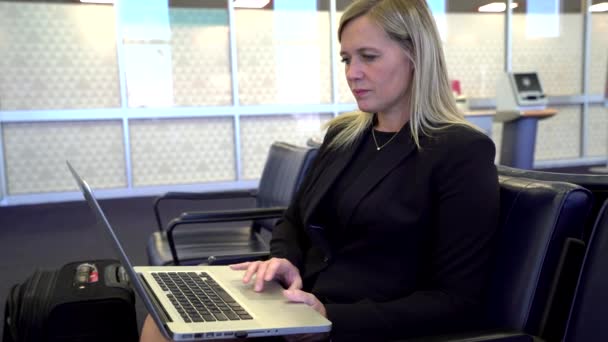 Forretningskvinne Som Bruker Bærbar Datamaskin Flyplassen – stockvideo