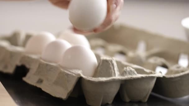 把鸡蛋揉碎成搅拌碗 — 图库视频影像