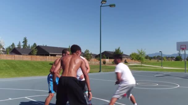 Amici Che Giocano Basket Parco — Video Stock