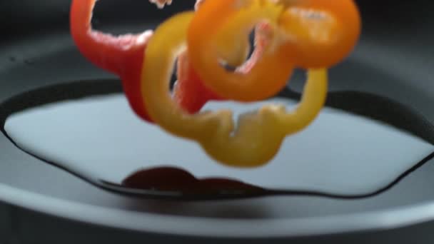 Bell Pepper Slices Splashing Hot Oil Slow Motion — Stock Video