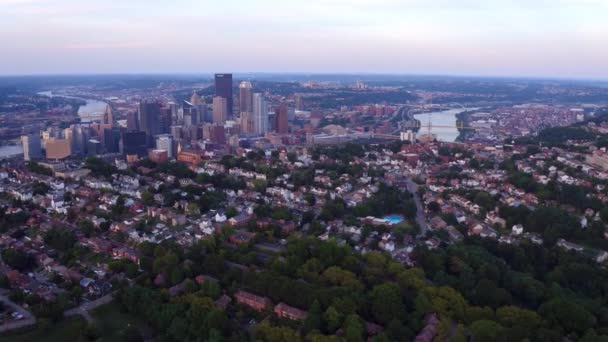 夕暮れ時のペンシルベニア州ピッツバーグの空中風景 — ストック動画