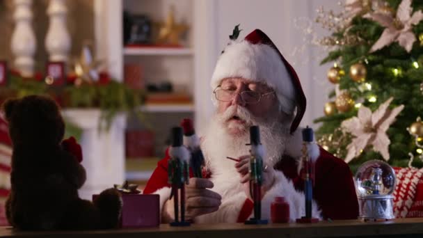 Santa Claus Malowanie Zabawek Warsztacie — Wideo stockowe