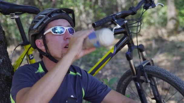 Detailní Záběr Horského Cyklisty Vodní Přestávkou — Stock video