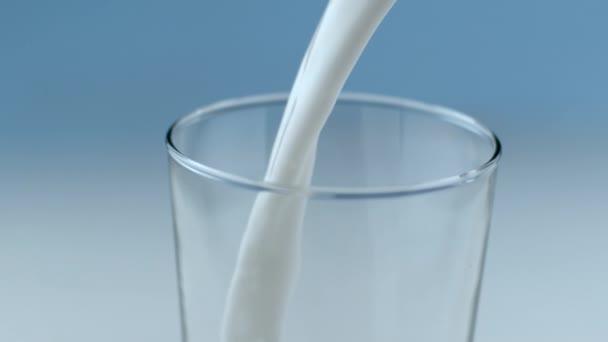 Ρίχνοντας Γάλα Και Πετώντας Αργή Κίνηση — Αρχείο Βίντεο