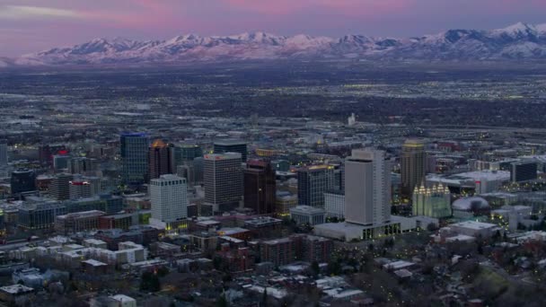 ユタ州ソルトレークシティ2017年頃早朝のソルトレークシティとワサッチ山脈の空中撮影 — ストック動画