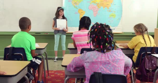 Siswa Membaca Kertas Depan Kelas — Stok Video