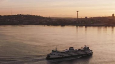 Seattle, Washington 2017, feribot gün doğumunda Seattle 'a doğru gidiyor. Cineflex ve RED Epic-W Helyum ile çekilmiştir..