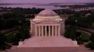 Washington, D.C. 2017 dolaylarında, gün doğumunda Jefferson Memorial üzerinde uçuyor. Cineflex ve RED Epic-W Helyum ile çekilmiştir..