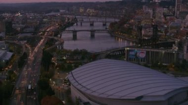 Portland, Oregon 2017 dolaylarında, Portland 'ın doğu yakasından Willamette Nehri' ne bakan havadan görüntüsü. Cineflex ve RED Epic-W Helyum ile çekilmiştir..