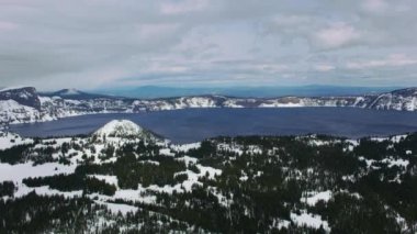 Oregon Krater Gölü 'nün havadan görünüşü